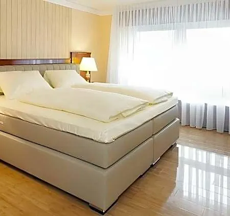 Отель Hotel-restaurant Breitenbacher Hof 3*